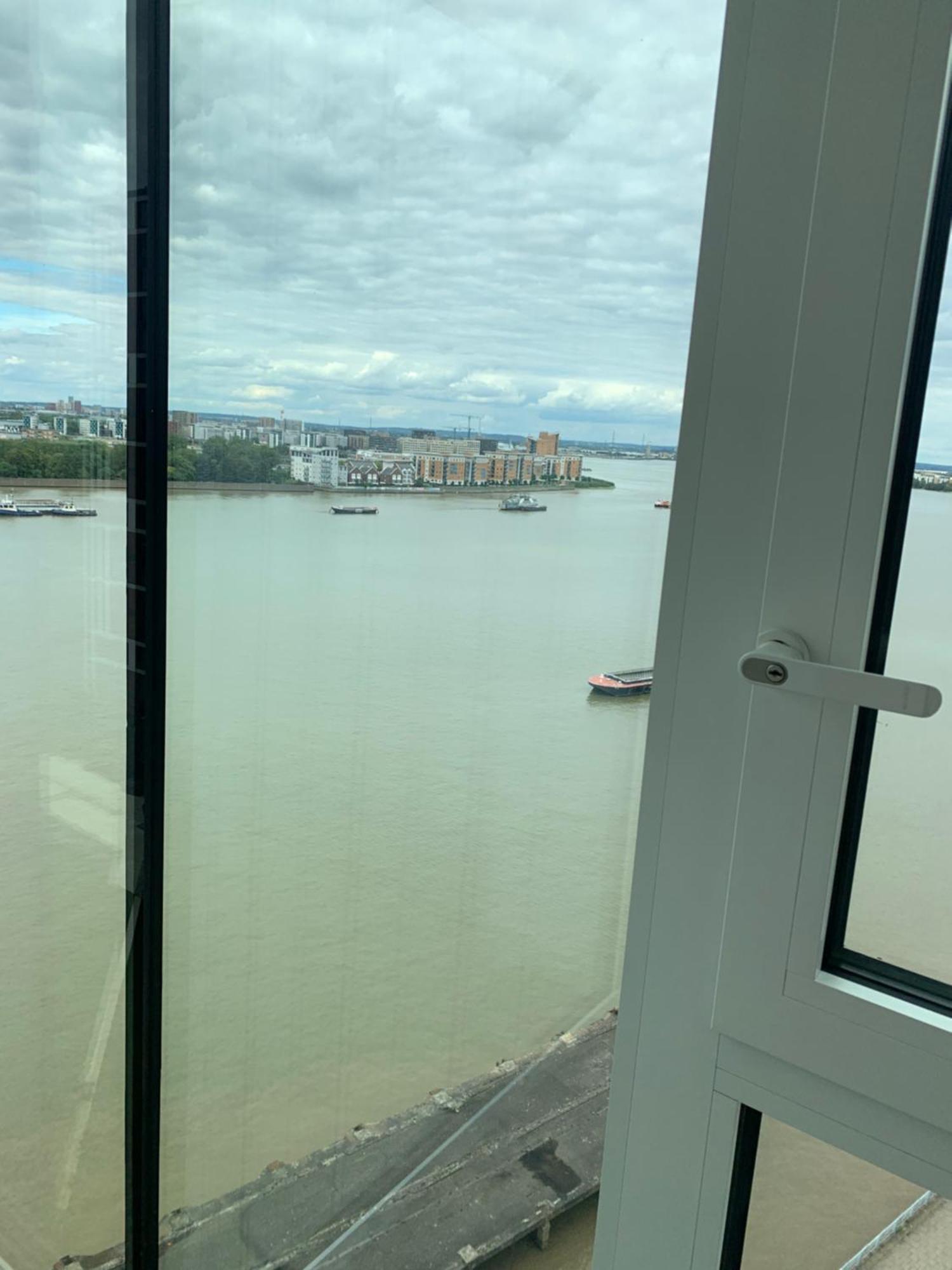 Luxury Riverside Apt With Easy Access To Central London, O2, Excel Centre And Parking ภายนอก รูปภาพ
