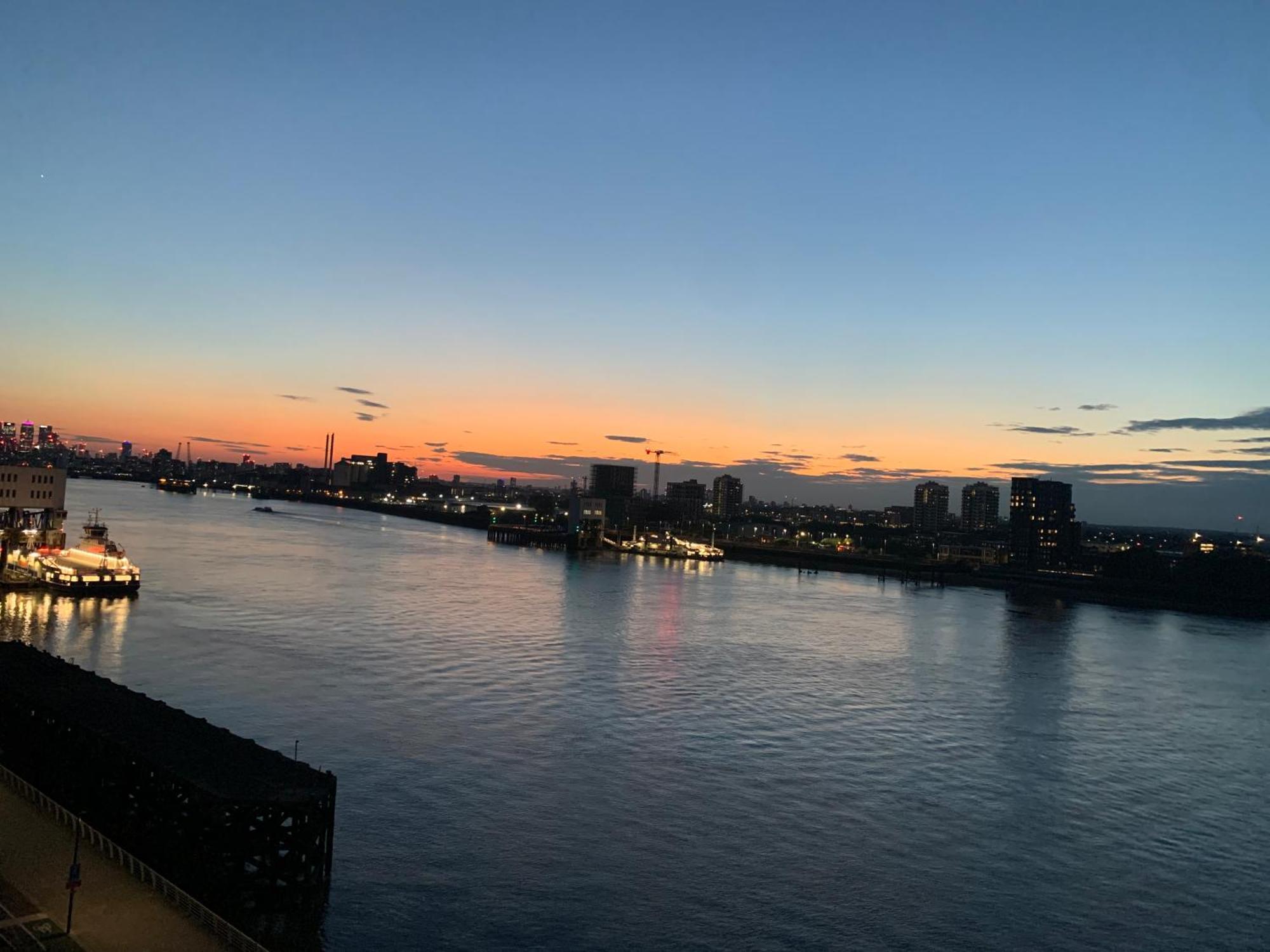 Luxury Riverside Apt With Easy Access To Central London, O2, Excel Centre And Parking ภายนอก รูปภาพ
